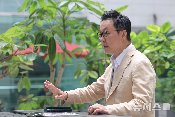 [서울=뉴시스] 권창회 기자 = 정봉주 더불어민주당 최고위원 후보가 8일 오전 서울 시내 한 빌딩에서 뉴시스와 인터뷰 하고 있다. 2024.08.08. kch0523@newsis.com