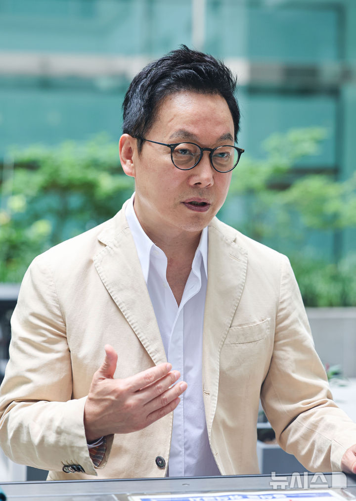 [서울=뉴시스] 권창회 기자 = 정봉주 더불어민주당 최고위원 후보가 8일 오전 서울 시내 한 빌딩에서 뉴시스와 인터뷰 하고 있다. 2024.08.08. kch0523@newsis.com