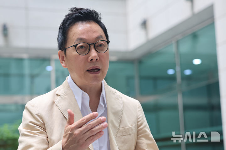 [서울=뉴시스] 권창회 기자 = 정봉주 더불어민주당 최고위원 후보가 8일 오전 서울 시내 한 빌딩에서 뉴시스와 인터뷰 하고 있다. 2024.08.08. kch0523@newsis.com