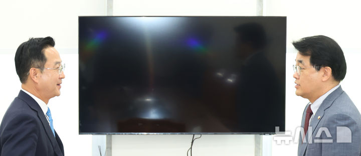 [서울=뉴시스] 고승민 기자 = 박성준(왼쪽) 더불어민주당 원내수석부대표와 배준영 국민의힘 원내수석부대표가 지난 8일 서울 여의도 국회에서 민생 여야정 협의체 구성 관련 회동을 하고 있다. 2024.08.08. kkssmm99@newsis.com