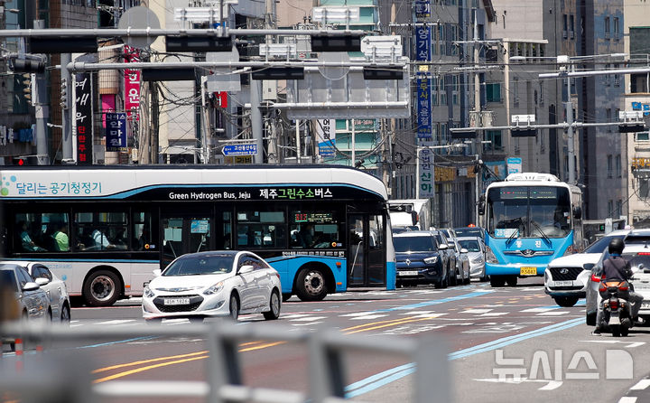 [제주=뉴시스] 우장호 기자 = 8월1일부터 제주에서 통학과 통근 시간을 고려한 맞춤형 버스가 운행을 시작하고 서귀포시에도 도심급행버스가 도입되는 등 버스 노선 개편이 시행됐다. 8일 오후 제주 시내 주요 도로에 개편된 버스 노선 에 따라 대중교통 시스템이 운용되고 있다. 2024.08.08. woo1223@newsis.com