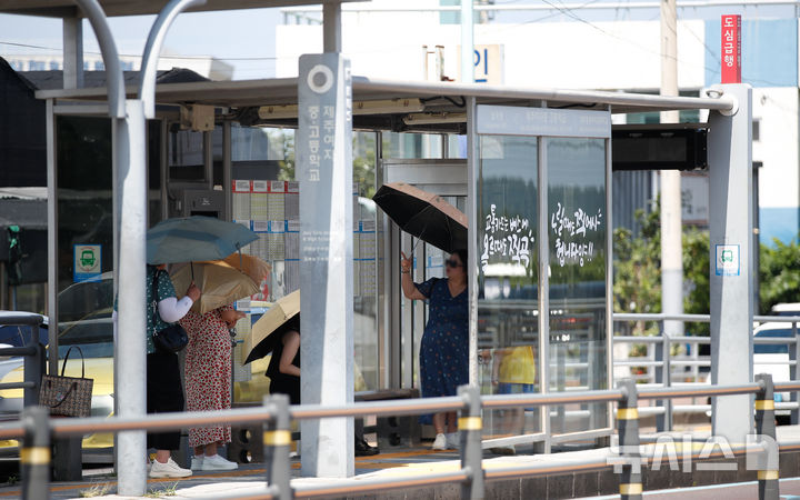 [제주=뉴시스] 우장호 기자 = 8월1일부터 제주에서 통학과 통근 시간을 고려한 맞춤형 버스가 운행을 시작하고 서귀포시에도 도심급행버스가 도입되는 등 버스 노선 개편이 시행됐다. 8일 오후 제주 시내 주요 도로에 개편된 버스 노선 에 따라 대중교통 시스템이 운용되고 있다. 2024.08.08. woo1223@newsis.com
