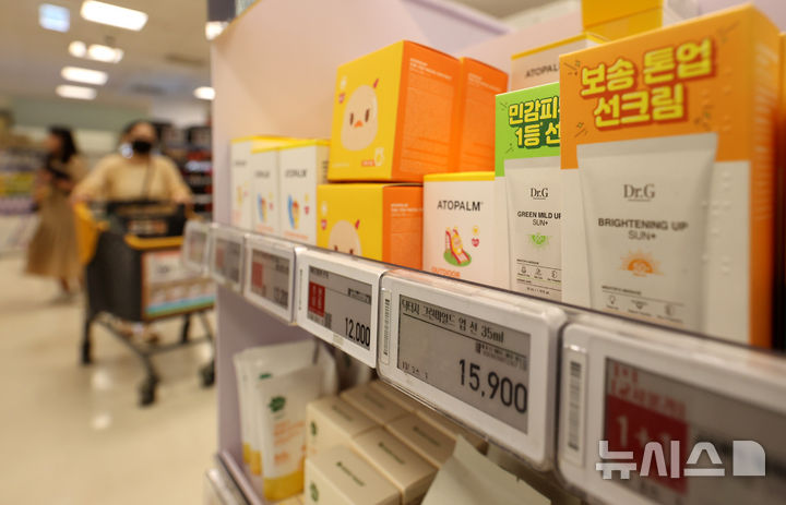[서울=뉴시스] 추상철 기자 = 8일 오전 서울시내 대형마트에 선크림이 진열돼 있다.  폭염에 뜨거운 햇살을 피할수 있는 우산, 양산과 선글라스, 선스프레이 등 여름 상품의 판매가 크게 늘어난 것으로 나타났다. 2024.08.08. scchoo@newsis.com