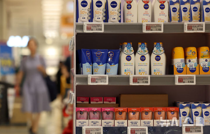 [서울=뉴시스] 추상철 기자 = 8일 오전 서울시내 대형마트에 각종 선크림이 진열돼 있다. 2024.08.08. scchoo@newsis.com