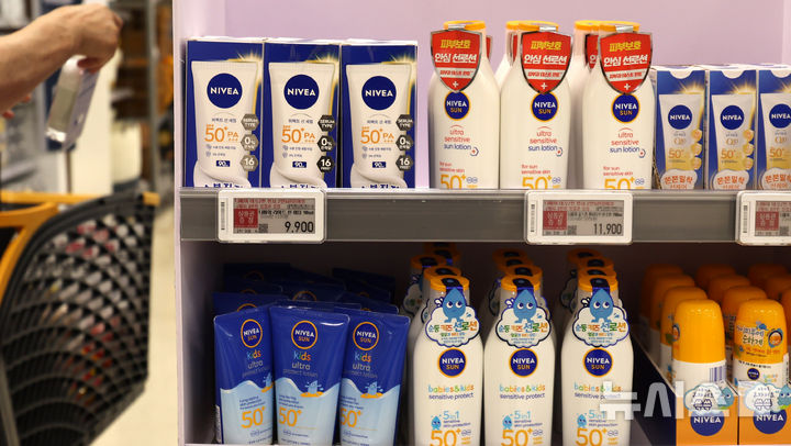[서울=뉴시스] 트럼프발 관세 패닉에 미국인들이 '한국산 선크림' 사재기에 나섰다.&nbsp; 서울시내 대형마트에 선크림이 진열돼 있다. 