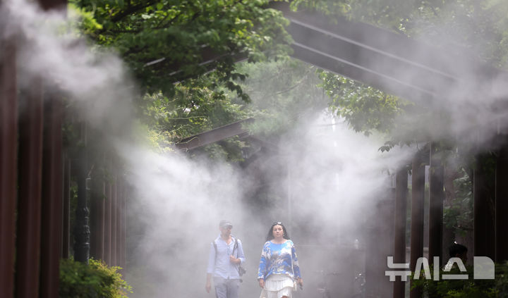 [대구=뉴시스] 대구 중구 국채보상운동기념공원에 설치된 쿨링포그(안개형 냉각수) 모습이다. 뉴시스DB. 2025.05.28. photo@newsis.com