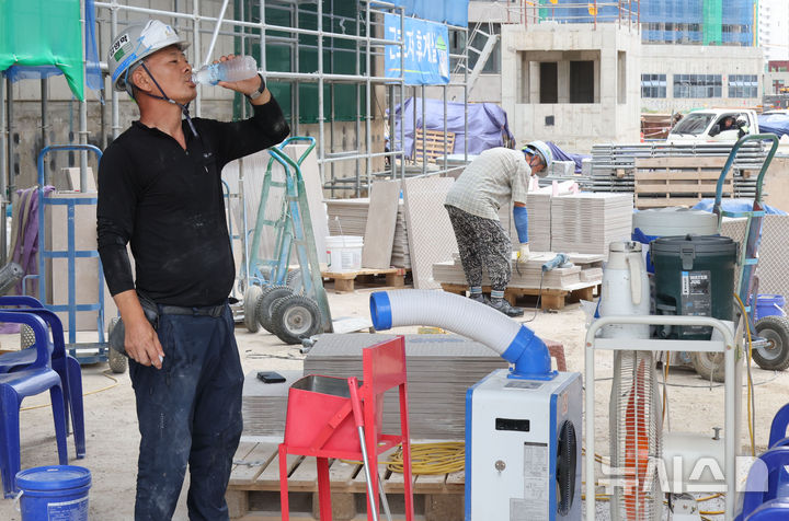 [서울=뉴시스] 김명년 기자 = 무더위가 이어진 지난해 8월 8일 오전 서울 성북구 장위4구역 주택정비사업 건설현장에서 한 근로자가 냉수를 마시며 더위를 식히고 있다.(공동취재) 2024.08.08. kmn@newsis.com