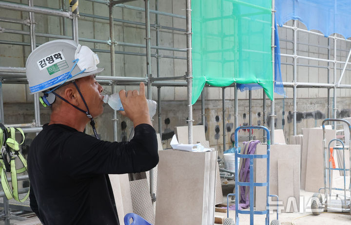 [서울=뉴시스] 김명년 기자 = 무더위가 이어진 지난해 8월 8일 오전 서울 성북구 장위4구역 주택정비사업 건설현장에서 한 근로자가 냉수를 마시며 더위를 식히고 있다.(공동취재) 2024.08.08. kmn@newsis.com