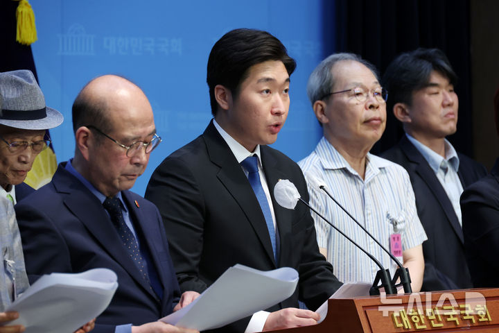 [서울=뉴시스] 조성우 기자 = 김용만(왼쪽 세 번째) 더불어민주당 의원을 비롯한 정무위원회, 역사와정의특별위원회 의원들이 8일 오후 서울 여의도 국회 소통관에서 이준식(오른쪽 두 번째) 전 독립기념관장, 독립운동가 후손들과 함께 김형석 독립기념관장 임명 철회 촉구 기자회견을 하고 있다. 2024.08.08. xconfind@newsis.com