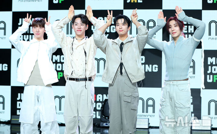 [서울=뉴시스] 김혜진 기자 = 그룹 B.A.P 출신 방용국(왼쪽부터), 정대현, 유영재, 문종업이 8일 오후 서울 강남구 일지아트홀에서 열린 첫 번째 미니앨범 '커튼콜' 발매 기념 쇼케이스에서 포즈를 취하고 있다. 이 앨범은 네 사람이 지난 2017년 B.A.P의 여덟 번째 싱글앨범 ‘EGO’를 낸 이후 약 6년 반 만에 내는 앨범이다. 2024.08.08. jini@newsis.com