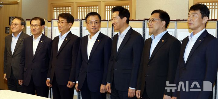 [서울=뉴시스] 김명원 기자 = 박상우 국토교통부 장관, 최상목 경제부총리(왼쪽 세번쨰 부터), 오세훈 서울시장, 김병환 금융위원장, 이복현 금감원장 및 참석자들이 8일 서울 종로구 정부서울청사에서 열린 부동산관계장관회의에 참석해 회의에 앞서 기념촬영을 하고 있다. (공동취재) 2024.08.08. photo@newsis.com
