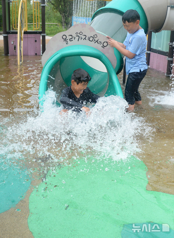 [전주=뉴시스] 김얼 기자 = 연이은 무더위와 소나기로 후텁지근한 날씨를 보인 8일 전북 전주시 덕진구 송천동 세병공원을 찾은 어린이들이 물놀이를 하며 더위를 식히고 있다. 2024.08.08. pmkeul@newsis.com