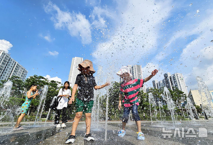 [광주=뉴시스] 광주 북구 한공원에 설치된 바닥분수에서 어린이들이 더위를 식히고 있다.&nbsp; (사진 = 뉴시스DB) photo@newsis.com