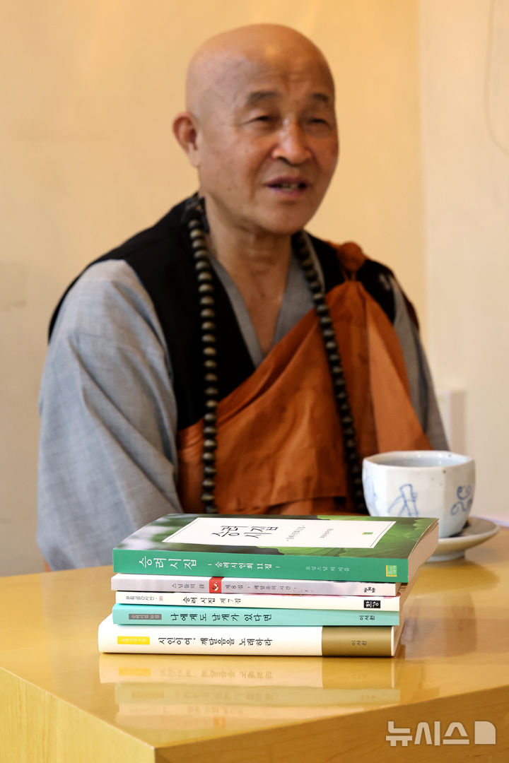 [서울=뉴시스] 박진희 기자 = 승려시인회 회장 겸 불교인권위원회 위원장인 진관스님이 지난 8일 서울 종로구 조계사에서 인터뷰를 하고 있다. 1971년 3월14일 대구 파계사에서 무산(오현)스님을 회장으로 20여 명의 스님들로 발족한 승려시인회는 최근 24명의 스님들의 196 작품을 모아 11번째 '승려시집'을 발간했다. 2024.08.10. pak7130@newsis.com