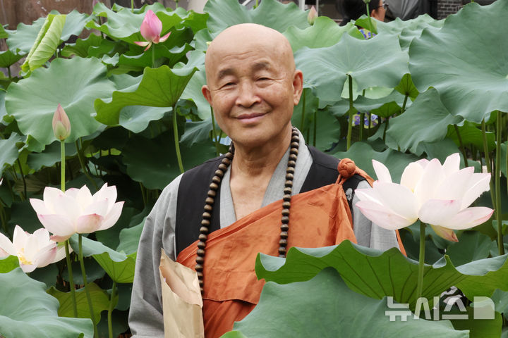 [서울=뉴시스] 박진희 기자 = 승려시인회 회장 겸 불교인권위원회 위원장인 진관스님이 지난 8일 서울 종로구 조계사에서 인터뷰를 하고 있다. 1971년 3월14일 대구 파계사에서 무산(오현)스님을 회장으로 20여 명의 스님들로 발족한 승려시인회는 최근 24명의 스님들의 196 작품을 모아 11번째 '승려시집'을 발간했다. 2024.08.10. pak7130@newsis.com