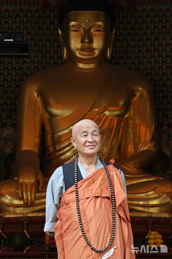 [서울=뉴시스] 박진희 기자 = 승려시인회 회장 겸 불교인권위원회 위원장인 진관스님이 지난 8일 서울 종로구 조계사에서 인터뷰를 하고 있다. 1971년 3월14일 대구 파계사에서 무산(오현)스님을 회장으로 20여 명의 스님들로 발족한 승려시인회는 최근 24명의 스님들의 196 작품을 모아 11번째 '승려시집'을 발간했다. 2024.08.10. pak7130@newsis.com