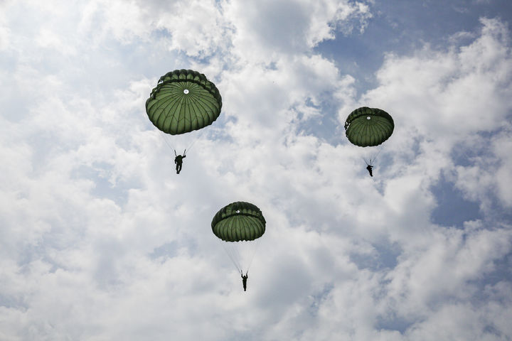 [서울=뉴시스] 홍효식 기자 = 육군사관학교 3학년 생도들이 지난 7일 특수전학교에서 진행된 공수기본훈련 중 낙하산을 조종하고 있다.육사 생도들은 지난 7월 초부터 이번 주까지 6주간 진행된 하계군사훈련을 성공적으로 마무리했다. 훈련 기간 동안 생도들은 미래 육군의 정예장교로 거듭나기 위해 폭염의 기상과 험준한 지형의 악조건 속에서 자신의 한계를 극복하며 전투기술과 지휘통솔 능력, 강인한 군인정신과 체력을 구비했다. (사진=육군사관학교 제공) 2024.08.08. photo@newsis.com *재판매 및 DB 금지
