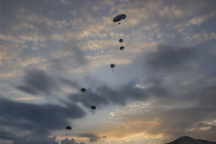 [서울=뉴시스] 홍효식 기자 = 육군사관학교 3학년 생도들이 지난 7일 특수전학교에서 진행된 공수기본훈련 중 300미터 상공의 기구로부터 도약하며 낙하산을 펼치고 있다. 육사 생도들은 지난 7월 초부터 이번 주까지 6주간 진행된 하계군사훈련을 성공적으로 마무리했다. 훈련 기간 동안 생도들은 미래 육군의 정예장교로 거듭나기 위해 폭염의 기상과 험준한 지형의 악조건 속에서 자신의 한계를 극복하며 전투기술과 지휘통솔 능력, 강인한 군인정신과 체력을 구비했다. (사진=육군사관학교 제공) 2024.08.08. photo@newsis.com *재판매 및 DB 금지