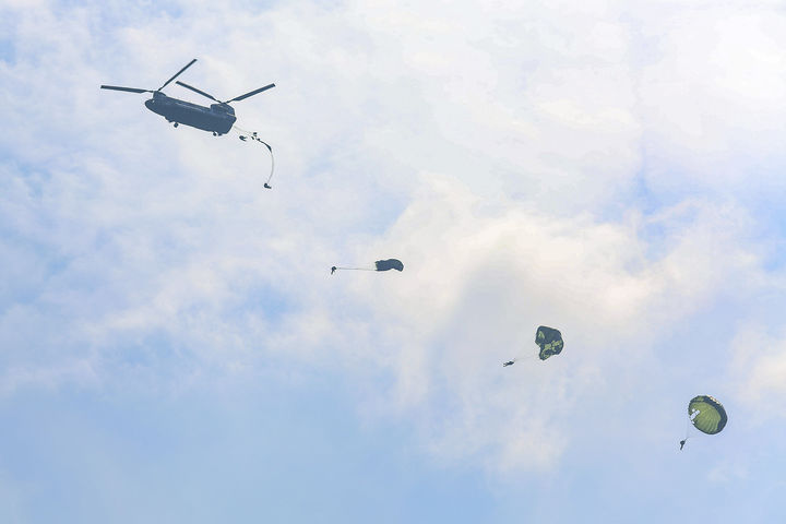 [서울=뉴시스] 홍효식 기자 = 육군사관학교 3학년 생도들이 지난 5일 특수전학교에서 진행된 공수기본훈련 중 600미터 상공의 시누크 헬기에서 도약하며 낙하산을 펼치고 있다. 육사 생도들은 지난 7월 초부터 이번 주까지 6주간 진행된 하계군사훈련을 성공적으로 마무리했다. 훈련 기간 동안 생도들은 미래 육군의 정예장교로 거듭나기 위해 폭염의 기상과 험준한 지형의 악조건 속에서 자신의 한계를 극복하며 전투기술과 지휘통솔 능력, 강인한 군인정신과 체력을 구비했다. (사진=육군사관학교 제공) 2024.08.08. photo@newsis.com *재판매 및 DB 금지