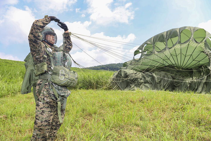 [서울=뉴시스] 홍효식 기자 = 육군사관학교 3학년 생도가 지난 7일 특수전학교에서 진행된 공수기본훈련 중 지상에 착지한 후 이상 없음을 보고하고 있다.육사 생도들은 지난 7월 초부터 이번 주까지 6주간 진행된 하계군사훈련을 성공적으로 마무리했다. 훈련 기간 동안 생도들은 미래 육군의 정예장교로 거듭나기 위해 폭염의 기상과 험준한 지형의 악조건 속에서 자신의 한계를 극복하며 전투기술과 지휘통솔 능력, 강인한 군인정신과 체력을 구비했다. (사진=육군사관학교 제공) 2024.08.08. photo@newsis.com *재판매 및 DB 금지