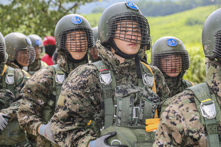 [서울=뉴시스] 홍효식 기자 = 육군사관학교 3학년 생도들이 지난 5일 특수전학교에서 진행된 공수기본훈련 중 시누크 헬기 낙하산 강하를 위해 탑승을 기다리고 있다. 육사 생도들은 지난 7월 초부터 이번 주까지 6주간 진행된 하계군사훈련을 성공적으로 마무리했다. 훈련 기간 동안 생도들은 미래 육군의 정예장교로 거듭나기 위해 폭염의 기상과 험준한 지형의 악조건 속에서 자신의 한계를 극복하며 전투기술과 지휘통솔 능력, 강인한 군인정신과 체력을 구비했다. (사진=육군사관학교 제공) 2024.08.08. photo@newsis.com *재판매 및 DB 금지