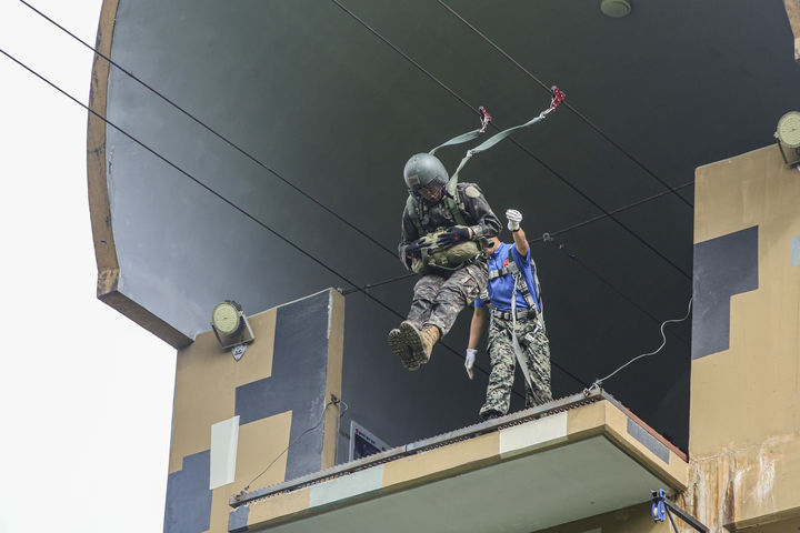 [서울=뉴시스] 홍효식 기자 = 육군사관학교 3학년 생도가 지난 1일 특수전학교에서 진행된 공수기본훈련 중 모형탑에서 힘차게 도약하고 있다. 육사 생도들은 지난 7월 초부터 이번 주까지 6주간 진행된 하계군사훈련을 성공적으로 마무리했다. 훈련 기간 동안 생도들은 미래 육군의 정예장교로 거듭나기 위해 폭염의 기상과 험준한 지형의 악조건 속에서 자신의 한계를 극복하며 전투기술과 지휘통솔 능력, 강인한 군인정신과 체력을 구비했다. (사진=육군사관학교 제공) 2024.08.08. photo@newsis.com *재판매 및 DB 금지