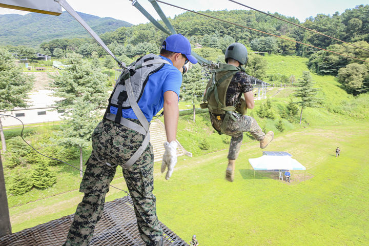 [서울=뉴시스] 홍효식 기자 = 육군사관학교 3학년 생도가 지난 1일 특수전학교에서 진행된 공수기본훈련 중 모형탑에서 힘차게 도약하고 있다. 육사 생도들은 지난 7월 초부터 이번 주까지 6주간 진행된 하계군사훈련을 성공적으로 마무리했다. 훈련 기간 동안 생도들은 미래 육군의 정예장교로 거듭나기 위해 폭염의 기상과 험준한 지형의 악조건 속에서 자신의 한계를 극복하며 전투기술과 지휘통솔 능력, 강인한 군인정신과 체력을 구비했다. (사진=육군사관학교 제공) 2024.08.08. photo@newsis.com *재판매 및 DB 금지