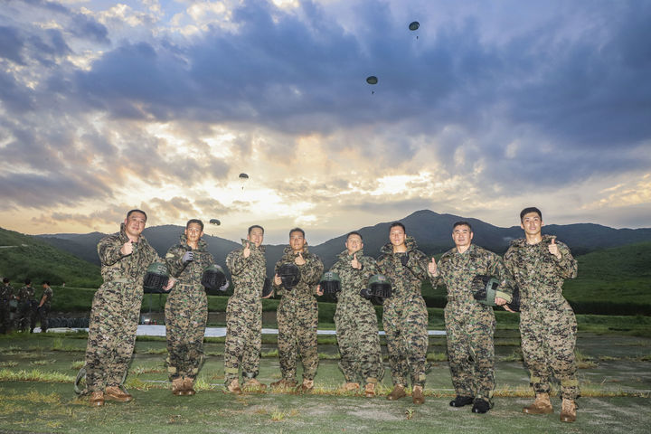 [서울=뉴시스] 홍효식 기자 = 육군사관학교 3학년 생도들이 지난 6일 특수전학교에서 진행된 공수기본훈련 중 현역군인 아버지들과 생도인 아들들이 함께 성공적으로 강하를 한 후 기념촬영을 하고 있다. 왼쪽부터 국방부 박웅 대령과 박찬영 생도, 2작전사령부 이정 중령과 이진규 생도, 전투지휘훈련단 윤치호 대령과 윤희도 생도, 6사단 정호진 원사와 정영우 생도.육사 생도들은 지난 7월 초부터 이번 주까지 6주간 진행된 하계군사훈련을 성공적으로 마무리했다. 훈련 기간 동안 생도들은 미래 육군의 정예장교로 거듭나기 위해 폭염의 기상과 험준한 지형의 악조건 속에서 자신의 한계를 극복하며 전투기술과 지휘통솔 능력, 강인한 군인정신과 체력을 구비했다. (사진=육군사관학교 제공) 2024.08.08. photo@newsis.com *재판매 및 DB 금지