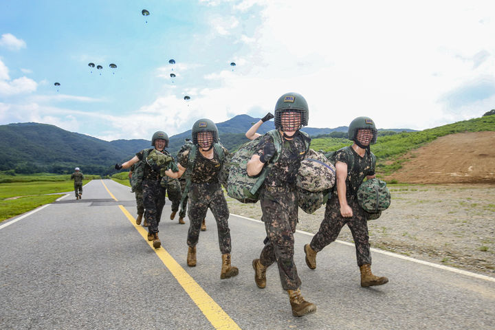 [서울=뉴시스] 홍효식 기자 = 육군사관학교 3학년 생도들이 지난 7일 특수전학교에서 진행된 공수기본훈련 중 강하를 성공적으로 마친 후 파이팅을 외치며 복귀하고 있다.육사 생도들은 지난 7월 초부터 이번 주까지 6주간 진행된 하계군사훈련을 성공적으로 마무리했다. 훈련 기간 동안 생도들은 미래 육군의 정예장교로 거듭나기 위해 폭염의 기상과 험준한 지형의 악조건 속에서 자신의 한계를 극복하며 전투기술과 지휘통솔 능력, 강인한 군인정신과 체력을 구비했다. (사진=육군사관학교 제공) *재판매 및 DB 금지