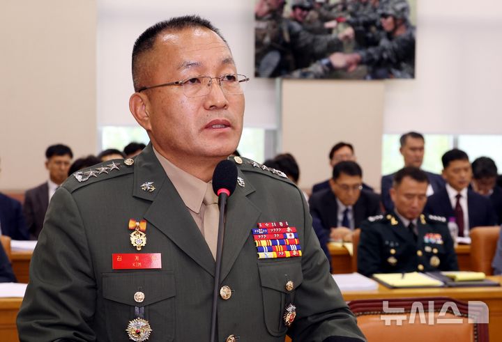 [서울=뉴시스] 조성봉 기자 = 김계환 해병대 사령관이 8일 오후 서울 여의도 국회에서 열린 국방위원회 전체회의에서 의원들의 질의에 답변하고 있다. 2024.08.08. suncho21@newsis.com