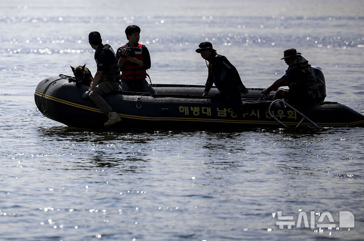 [고양=뉴시스] 정병혁 기자 = 8일 경기 고양시 행주나루터에서 열린 체취증거견을 활용한 경기북부경찰청 수중 실종자 수색 합동훈련에서 경찰 및 체취증거견 알파가 실종자 수색을 하고 있다. 2024.08.08. jhope@newsis.com