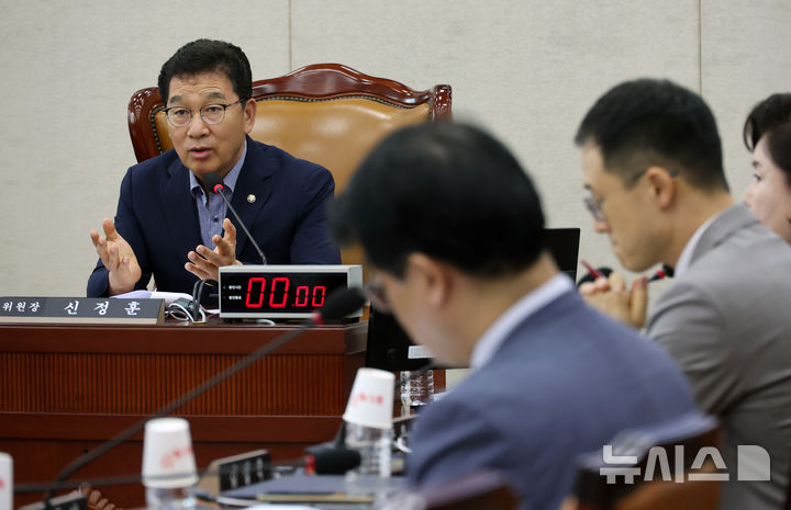 [서울=뉴시스] 조성우 기자 = 8일 오후 서울 여의도 국회에서 열린 행정안전위원회 전체회의에서 신정훈 위원장이 발언하고 있다.  2024.08.08. xconfind@newsis.com