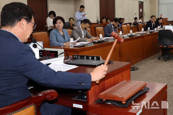 [서울=뉴시스] 조성우 기자 = 8일 오후 서울 여의도 국회에서 열린 행정안전위원회 전체회의에서 신정훈 위원장이 마약수사 외압 의혹 관련 청문회 실시계획서 채택의 건을 상정하며 의사봉을 두드리고 있다.&nbsp; 2024.08.08. xconfind@newsis.com