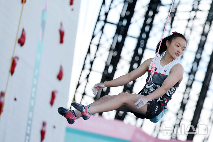 [파리=뉴시스] 김진아 기자 = 서채현이 8일(현지시각) 프랑스 파리 르부르제 스포츠클라이밍 경기장에서 열린 2024 파리 올림픽 스포츠클라이밍 여자 콤바인(볼더링+리드) 준결승 리드 경기에서 72.1점을 획득한 뒤 내려오고 있다. 2024.08.08 bluesoda@newsis.com