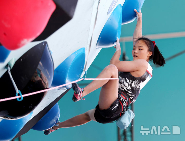 [파리=뉴시스] 김진아 기자 = 서채현이 8일(현지시각) 프랑스 파리 르부르제 스포츠클라이밍 경기장에서 열린 2024 파리 올림픽 스포츠클라이밍 여자 콤바인(볼더링+리드) 준결승 리드 경기에서 암벽을 오르고 있다.서채현은 72.1점의 리드 포인트를 획득, 지난 볼더 경기에서 획득한 44.2점과 합산하여 총합 116.3점을 기록해 결승 진출을 확정 지었다. 2024.08.08 bluesoda@newsis.com