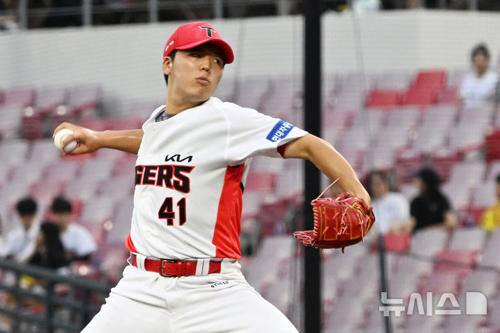 [광주=뉴시스] 이영주 기자 = 8일 오후 광주 북구 광주-기아챔피언스필드에서 열린 2024 신한 SOL뱅크 KBO리그 KIA 타이거즈 대 kt wiz의 경기, 3회 초 KIA 선발 황동하가 역투하고 있다. 2024.08.08. leeyj2578@newsis.com