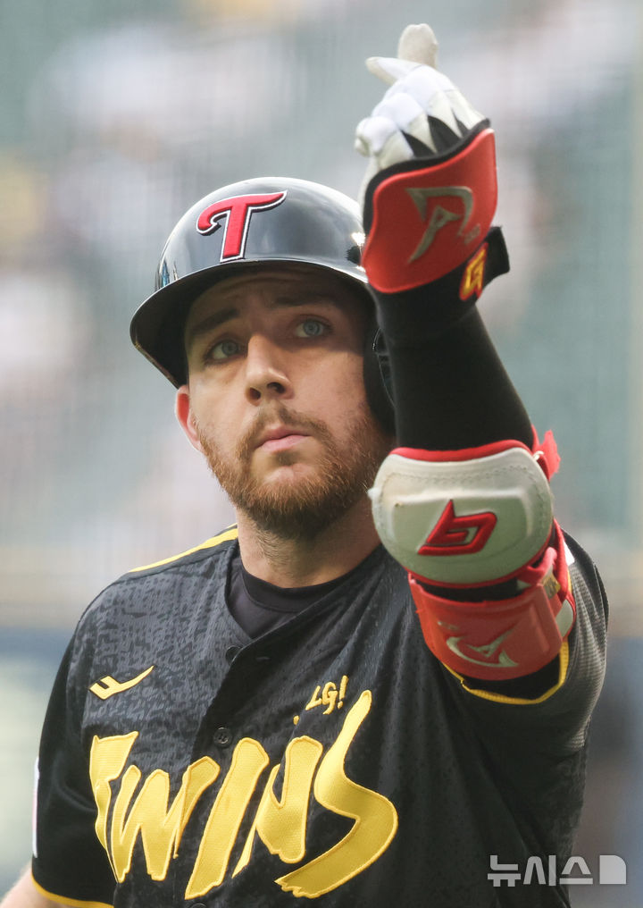 [서울=뉴시스] 황준선 기자 = 8일 오후 서울 송파구 잠실야구장에서 열린 프로야구 2024 신한 SOL 뱅크 KBO리그 두산 베어스와 LG 트윈스의 경기, 1회 초 1사 1루 상황 LG 오스틴이 투런포를 친 뒤 그라운드를 돌며 세리머니를 하고 있다. 2024.08.08. hwang@newsis.com