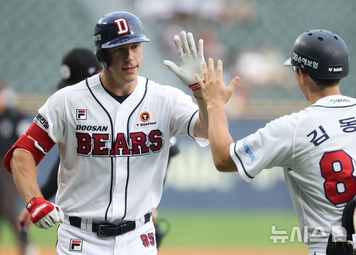 [서울=뉴시스] 황준선 기자 = 8일 오후 서울 송파구 잠실야구장에서 열린 프로야구 2024 신한 SOL 뱅크 KBO리그 두산 베어스와 LG 트윈스의 경기, 1회 말 2사 주자 없는 상황 두산 제러드가 솔로포를 친 뒤 그라운드를 돌고 있다. 2024.08.08. hwang@newsis.com