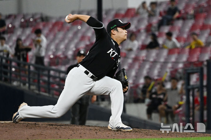 [광주=뉴시스] 이영주 기자 = 8일 오후 광주 북구 광주-기아챔피언스필드에서 열린 2024 신한 SOL뱅크 KBO리그 KIA 타이거즈 대 kt wiz의 경기, 8회 말 kt 박영현이 역투하고 있다. 2024.08.08. leeyj2578@newsis.com