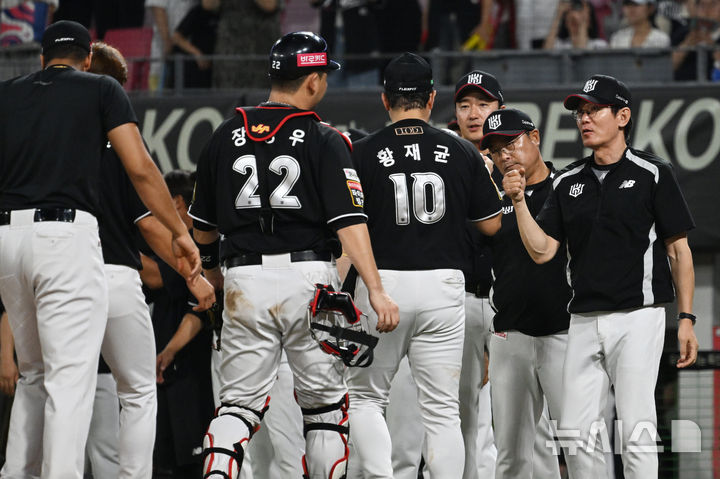 [광주=뉴시스] 이영주 기자 = 8일 오후 광주 북구 광주-기아챔피언스필드에서 열린 2024 신한 SOL뱅크 KBO리그 KIA 타이거즈 대 kt wiz의 경기, 연장전까지 이어진 접전 끝에 1-0으로 승리한 kt 선수들이 코치진과 인사하며 기뻐하고 있다. 2024.08.08. leeyj2578@newsis.com