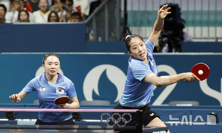 [파리=뉴시스] 최동준 기자 = 8일(현지시각) 프랑스 파리 사우스 파리 아레나4에서 열린 2024 파리 올림픽 탁구 여자 단체 준결승 1경기에서 신유빈-전지희 조가 중국 천멍-왕만위 상대로 경기를 펼치고 있다. 2024.08.08. photocdj@newsis.com