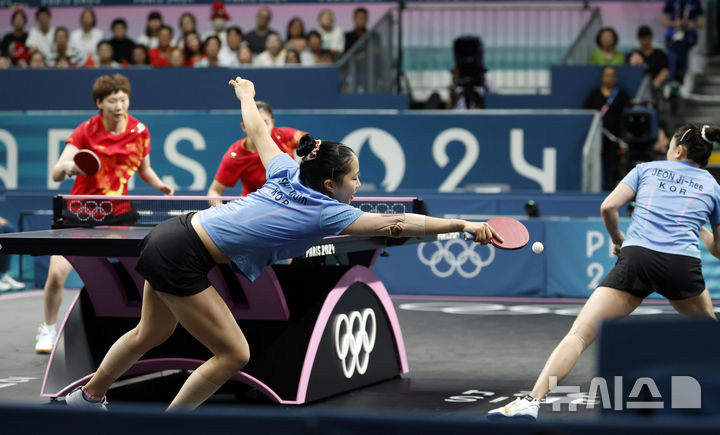 [파리=뉴시스] 최동준 기자 = 8일(현지시각) 프랑스 파리 사우스 파리 아레나4에서 열린 2024 파리 올림픽 탁구 여자 단체 준결승 1경기에서 신유빈-전지희 조가 중국 천멍-왕만위 조를 상대로 경기를 펼치고 있다. 2024.08.08. photocdj@newsis.com