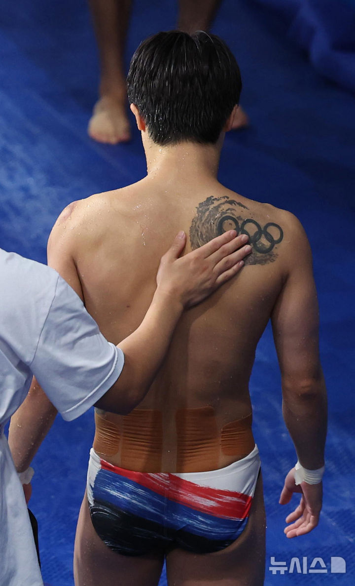 [파리=뉴시스] 김진아 기자 = 우하람이 8일(현지시각) 프랑스 파리 상트르 아쿠아티크에서 열린 2024 파리 올림픽 다이빙 남자 3m 스프링보드 결선에서 연기를 펼친 뒤 아쉬워하고 있다. 2024.08.08. bluesoda@newsis.com