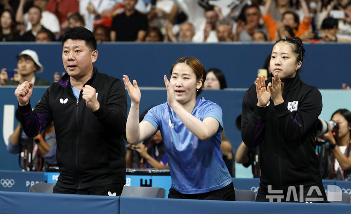 [파리=뉴시스] 최동준 기자 = 8일(현지시각) 프랑스 파리 사우스 파리 아레나4에서 열린 2024 파리 올림픽 탁구 여자 단체 준결승 한국과 중국 경기에서 신유빈, 이은혜, 오광헌 감독이 마지막 주자로 나선 전지희의 득점에 박수치고 있다. 2024.08.08. photocdj@newsis.com
