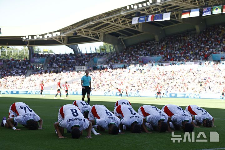 [낭트=AP/뉴시스] 모로코 남자 축구 국가대표 소피앙 라히미가 9일(한국시각)프랑스 낭트의 스타드 드 라 보주아르에서 열린 '2024 파리올림픽' 남자 축구 동메달 결정전에서 팀의 두 번째 골을 넣은 뒤 대표팀 선수 전원이 함께 세리머니를 펼치고 있다. 2024.08.09.