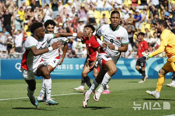 [낭트=AP/뉴시스] 모로코 남자 축구 국가대표 소피앙 라히미(오른쪽)가 9일(한국시각)프랑스 낭트의 스타드 드 라 보주아르에서 열린 '2024 파리올림픽' 남자 축구 동메달 결정전에서 팀의 두 번째 골을 넣은 뒤 세리머니를 펼치고 있다. 2024.08.09.
