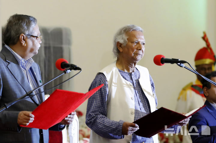 [다카=AP/뉴시스] 모하메드 유누스(오른쪽)가 지난해 8월 8일 다카 대통령궁에서 임시 정부 수반에 취임하면서 선서하고 있다. 2025.05.23. 