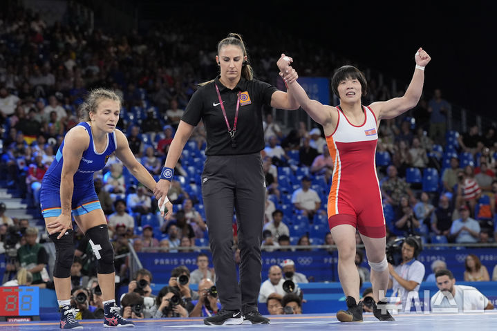 [파리=AP/뉴시스]북한 최효경(오른쪽)이 9일(한국시각) 프랑스 파리 샹 드 마르스 아레나에서 열린 2024 파리 올림픽 레슬링 여자 자유형 53㎏급 동메달결정전에서 웬델 아니카(독일)를 꺾은 뒤 기뻐하고 있다. 2024.08.09.