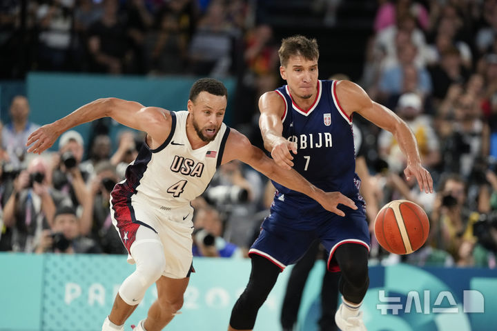 [파리=AP/뉴시스] 2024 파리 올림픽 남자 농구 결승에 진출한 미국의 스테판 커리(왼쪽).2024. 8. 8.