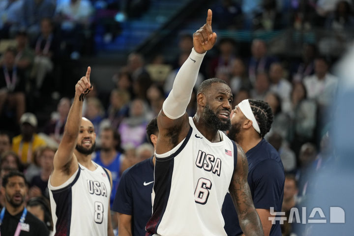 [파리=AP/뉴시스] 2024 파리 올림픽 남자 농구 결승에 진출한 미국의 르브론 제임스(가운데). 2024. 8. 8.